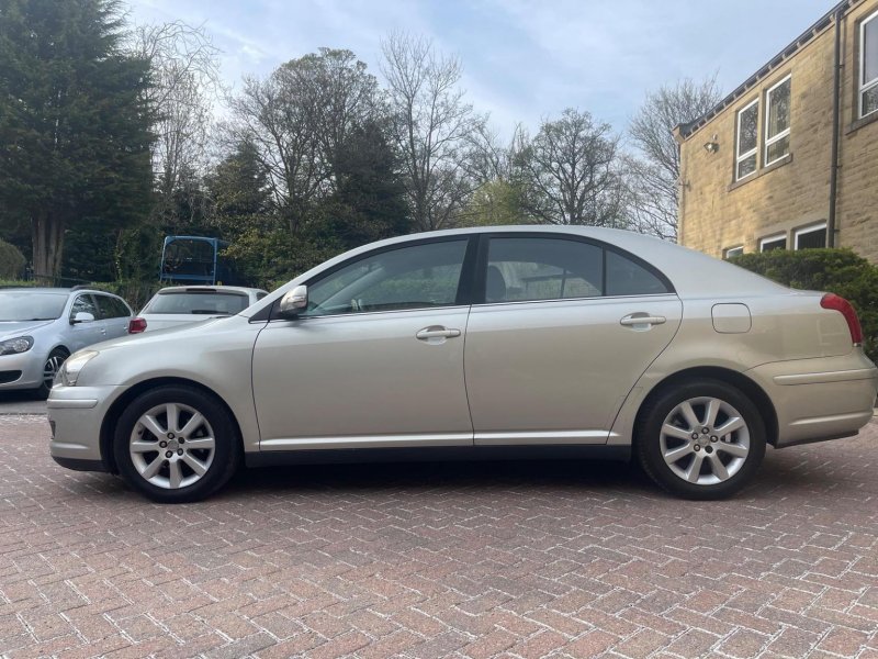 TOYOTA AVENSIS